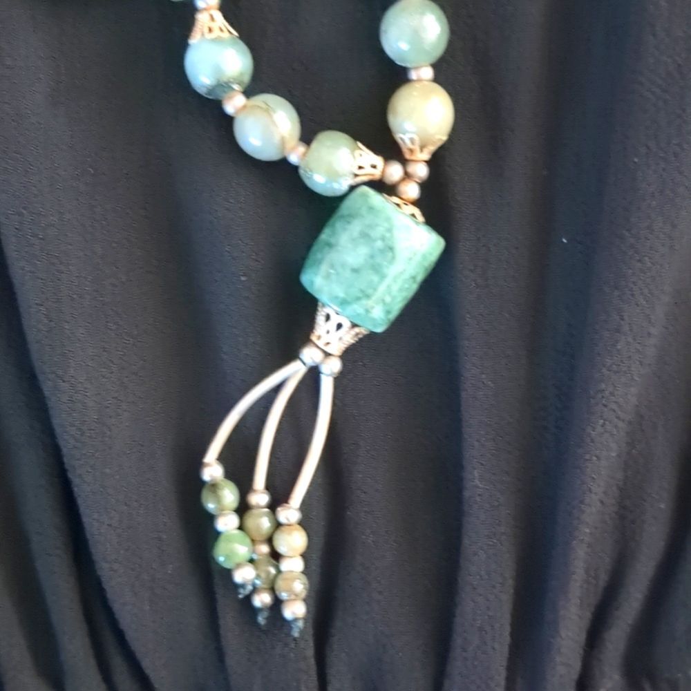 Vintage Chunky Jade Bead Necklace 17 inches long - Picture 2 of 10